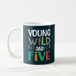 Ung Vild och fem ynka femtonde födelsedagstjejsare Kaffemugg