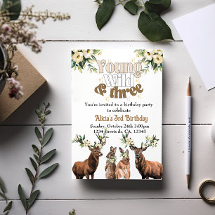 Ung vild och födelsedagsfest med tre barn inbjudningar