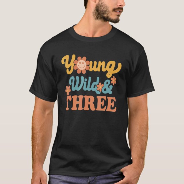 Ung Vild och tre Grattis på födelsedagen I är tre  T Shirt (Framsida)