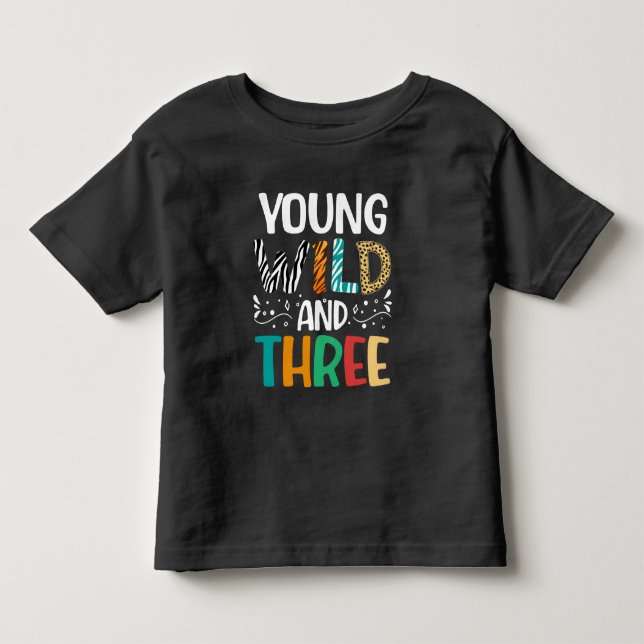 Ung Vild Och Tre Roliga Flicka Pojke 3-års Födelse T Shirt (Framsida)