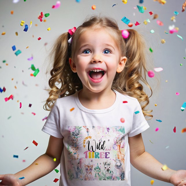 Ung Vild och tre Safari Animals Girl Birthday T Shirt (Skapare uppladdad)