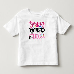Ung vild & tre för småbarnfödelsedag för 3 bab t shirt