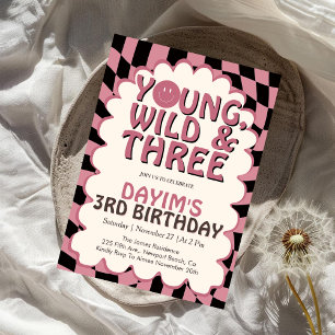 Ung vild & tre pink retro tjej 3-års födelsedag inbjudningar