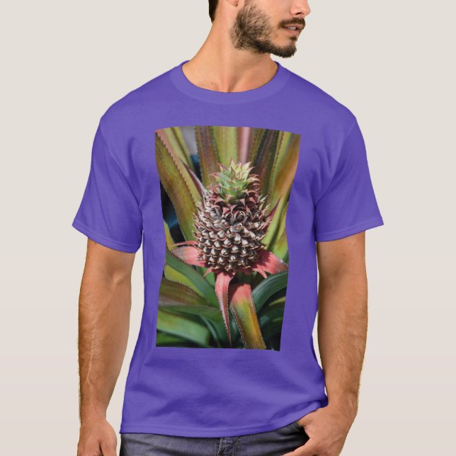 Unga ananas som växer under den tropiska solen t shirt (Framsida)