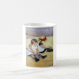 Unga barn som spelar på stranden (Mary Cassatt) Kaffemugg