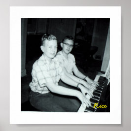 Unga boys på Piano-Original-foton Poster