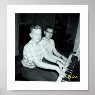 Unga boys på Piano-Original-foton Poster