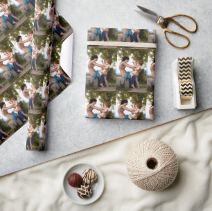 Unga flickor som försvarar sig mot Eros Cupid Presentpapper