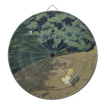 Unga flickor som springer efter en röd Boll (barnd