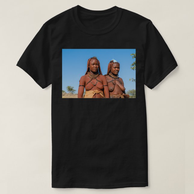Unga Himba-kvinnor med huvudbonader och dekoration T Shirt (Design framsida)