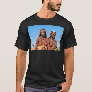 Unga Himba-kvinnor med huvudbonader och dekoration T Shirt