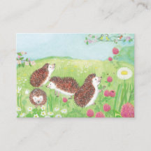 Unga igelkottar på ängen  