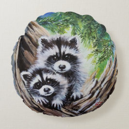 Unga kapplöpningar i dekorativ kudde vid träd-rund