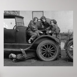 Unga kvinnliga bilmekaniker, 1927. Gammalt foto Poster