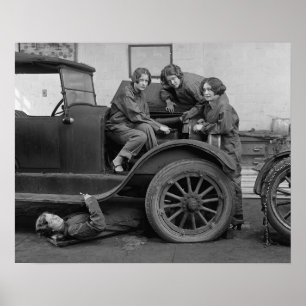 Unga kvinnliga bilmekaniker, 1927. Gammalt foto Poster