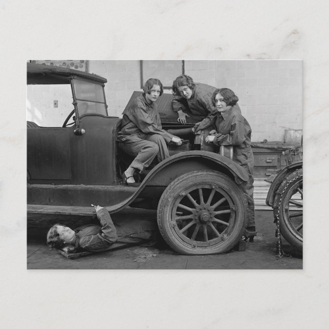 Unga kvinnliga bilmekaniker, 1927 vykort (Framsida)