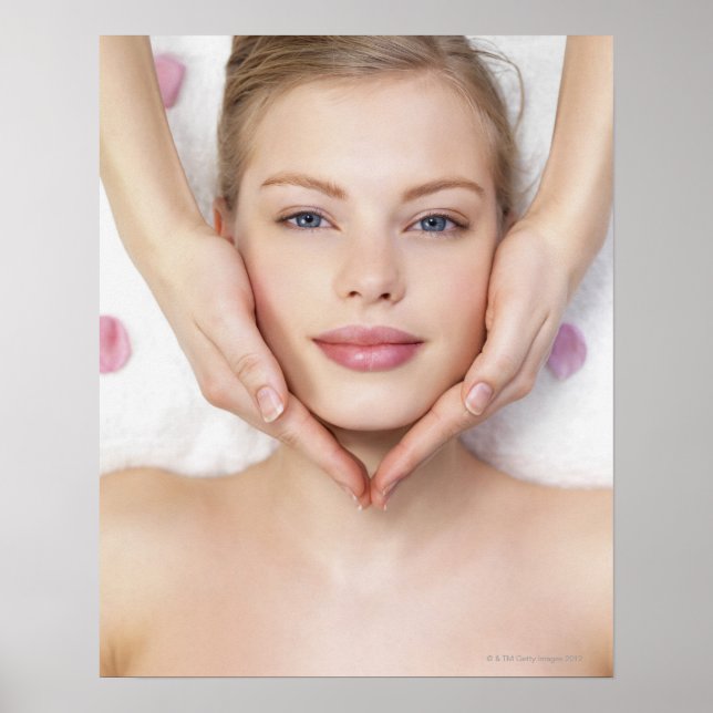 Unga kvinnor som får massage poster (Framsidan)