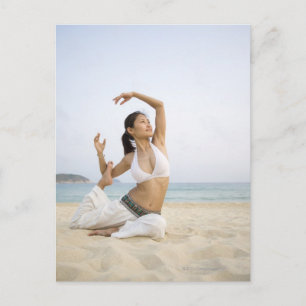 Unga kvinnor som gör yoga på stranden vykort