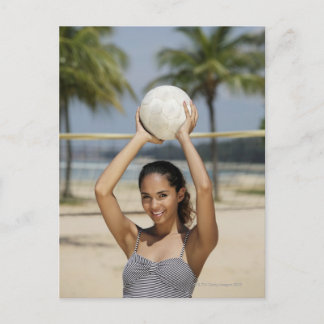Unga kvinnor som håller volleyball och leker på vykort