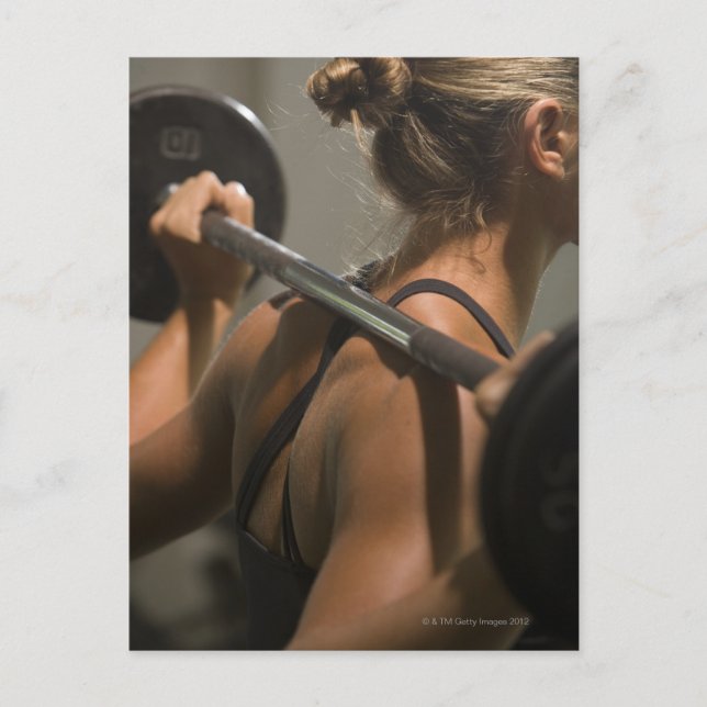 Unga kvinnor som tränar med barbell, baksida vykort (Framsida)