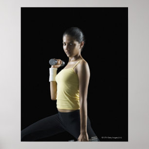 Unga kvinnor som tränar med dumbbell poster