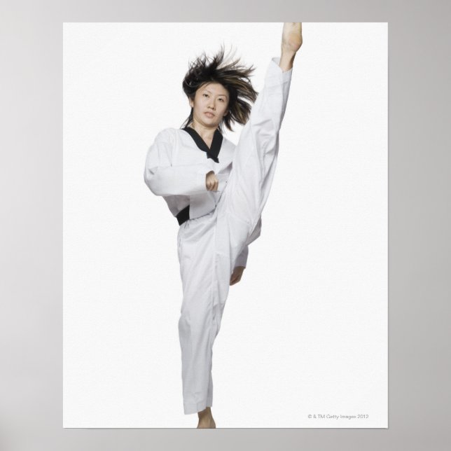 Unga kvinnor som tränar sparkande poster (Framsidan)