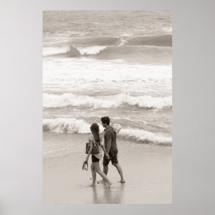 Unga par som går på stranden poster