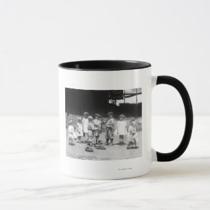 Unga pojkar och flickor på baseballfält mugg