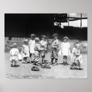 Unga pojkar och flickor på baseballfält poster