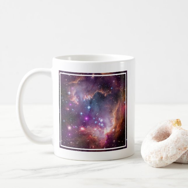 Unga stjärnor i det lilla magellaniska molnet. kaffemugg (Med munk)