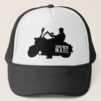 Unga Taylor gjorde hatten Truckerkeps