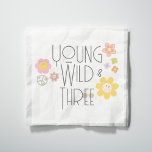 Unga, Vild och tre | Kid Birthday Napkin | Smiles Pappersservett<br><div class="desc">Kasta ditt vildbarn en tredje födelsedagsfest? Lägg till dessa pappra blöjor för att se till att viberna flyter 😎 Tillgängliga i en mängd olika alternativ   stilar!</div>