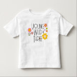 Unga, Vild och tre | Kid Birthday T-Shirt | Smiles<br><div class="desc">Försäkra dig om att din gäst hånglar på sin stora dag 🤩 Tillgänglig i en mängd storlekar,  material och stilar!</div>