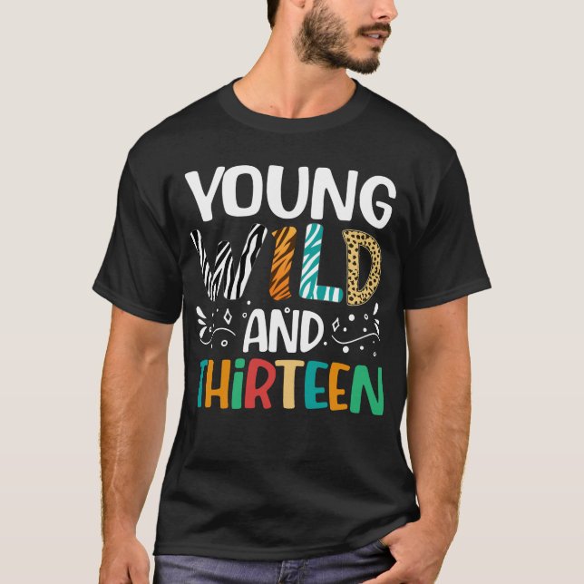 Unga Vilder och tretton 13:e födelsedagsflickorna T Shirt (Framsida)