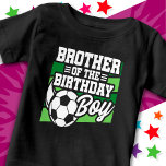 Ungar Fotboll Party Brother från Birthday Boy T Shirt<br><div class="desc">Den här födelsedagsfesten är perfekt för en pojkes födelsedagsfest med fotboll. Underbar födelsedagsfest för barn att kärlek ska spela fotboll,  titta på fotboll eller framtida fotbollsstjärnspelare! En fotboll på en fotboll i fält-grafik för en pojkes fotboll-födelsedagsfest.</div>