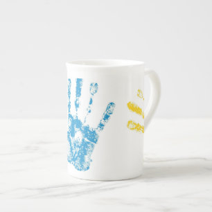 Ungar Handprints målar in Benporslin Mugg