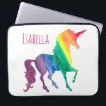 Ungar kyler färgrik vattenfärgregnbågeUnicorn Laptop Sleeve<br><div class="desc">Kallt fodral för Neoprene för bärbar dator för ungar för söt för regnbågevattenfärgUnicorn. Personifiera denna roligt och färgrika unicorngåva i ljus rosa stilsort. Silhouetten av unicornen i en regnbåge av vattenfärgpenseldrag av rött som är orange, gulnar, görar grön, blått och lilor. Vitbakgrund låter det ljusa färger stativ ut beautifully. Den...</div>