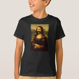Unge rolig utslagsplats för Mona Lisa mustasch vid T-shirt
