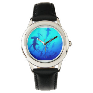 UngeHammerheadhajar som simmar den svart klockan Armbandsur