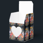 ungerska blommor -levande färger presentaskar<br><div class="desc">Denna sydungerska favoritlåda i folkkonststil har ett charmerande hjärtformat fönster och en design inspirerad av traditionella Kalocsai-blommor, sprudlande av vår- och sommarfröjd. Livfulla ungerska arvblommor - akaciablommor, förgätmigejer och vilda blommor - framträder vackert mot en djupblå bakgrund och skapar en varm och festlig look. Perfekt för bröllop, förlovningar, brudshower, årsdagar,...</div>
