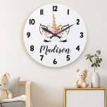 Unicorn Ansikte med Eyelash Personlig Namn Stor Klocka<br><div class="desc">Unicorn Ansikte med Eyelash Personlig Namn Large Clock. Anpassa detta anpassad design med ditt eget namn eller din egen text.</div>