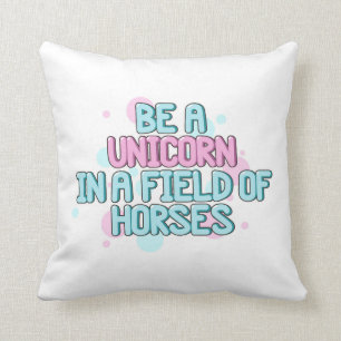 Unicorn är en Unicorn i ett fält av hästar Kudde