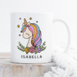 Unicorn Cute Whimsical Girly Personlig Namn Kaffemugg<br><div class="desc">Unicorn Cute Whimsical Girly Rosa Blommigt Personlig Namn Kids Coffee Tea Mugg har en söt Unicorn med stjärnor,  hjärtan och blommor och personlig med ditt namn. Perfektens gåva till flickor för födelsedag,  jul,  helgdagar med mera. Designad av ©Evco Studio www.zazzle.com/store/evcostudio</div>