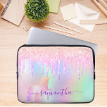 Unicorn glitter droppar regnbåge namn iridescent laptop fodral<br><div class="desc">En trendig med regnbågsbakgrund med enmajs och regnbåge färg i rosa, lila, ro guld, myntgrönt. Dekorerad med faux glitter-droppar i ro guld, rosa och lila. En regnbåge färgad-enhörning. Anpassa och lägg till ett namn, skrivet med ett stort modernt, handskript i stil med dekorationer. Lila färgad brev. Om du bara vill...</div>