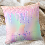 Unicorn glitter droppar regnbågsflicka namn skript kudde<br><div class="desc">Trendigets regnbågsbakgrund med enmajs- och regnbågspastel färg i rosa, lila, ro guld, myntgrönt. Dekorerad med faux glitter-droppar i ro guld, rosa och lila och en regnbågsmedelmajs för färgad. Anpassa och lägg till ett namn, skrivet med ett modernt handskript i stil med dekorationer. Lila färgad brev. Om du bara vill behålla...</div>