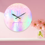 Unicorn glitter rosa lila namn flicka stor klocka<br><div class="desc">Trendigets regnbågsbakgrund med enmajs- och regnbågspastel färg i rosa, lila, ro guld, myntgrönt. Dekorerad med faux glitter-droppar i ro guld, rosa och lila. Dekorerad med en regnbåge färgad unicorn. Anpassa och lägg till ett namn, skrivet med ett modernt handskript i stil med dekorationer. Lila färgad brev. Om du bara vill...</div>