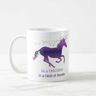 Unicorn i en Fält of Horses Roligt Quote in lila Kaffemugg