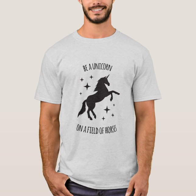Unicorn i Fält i Horses T-Shirt (Framsida)