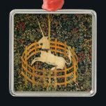 Unicorn in Captivity Julgransprydnad Metall<br><div class="desc">Ornament med medieval tapesi The Unicorn in Captivity (1495-1505). Den sjunde tapeten i Unicorn Tapestries - även känd som The Unicorn Rests in a Garden - visar en vit unicorn med en blå collar sitta inuti ett staket. Grönt gräs och vackra blommor omger enmajsen. En fantastisk gåva till medeltida konstsamlare...</div>