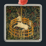 Unicorn in Captivity Julgransprydnad Metall<br><div class="desc">Ornament med medieval tapesi The Unicorn in Captivity (1495-1505). Den sjunde tapeten i Unicorn Tapestries - även känd som The Unicorn Rests in a Garden - visar en vit unicorn med en blå collar sitta inuti ett staket. Grönt gräs och vackra blommor omger enmajsen. En fantastisk gåva till medeltida konstsamlare...</div>